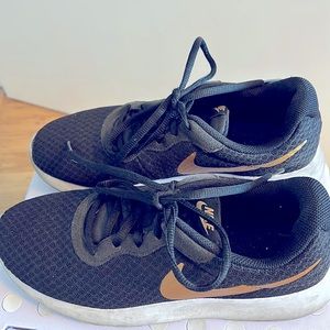 Nike Tanjun Women’s Sneakers | Size 7.5
